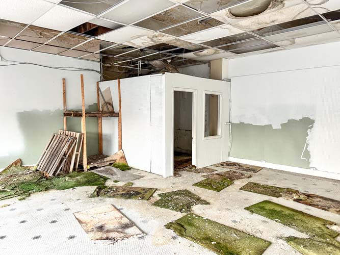 Spacious downtown business opportunity