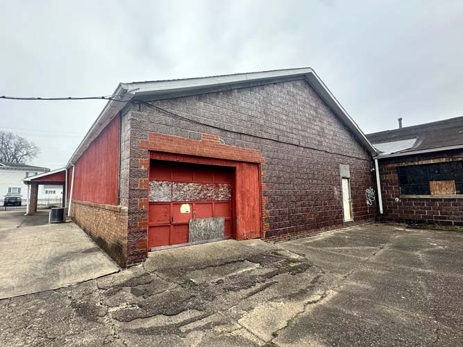 Multiple storefront entrances