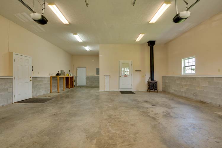 Detached garage and workshop building