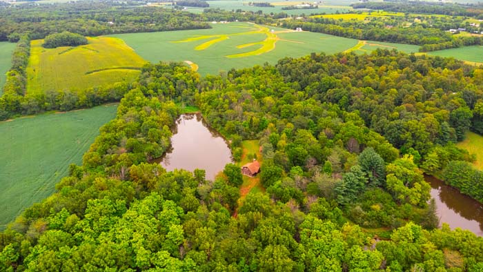 Full bathroom in Hillsboro Ohio retreat cabin